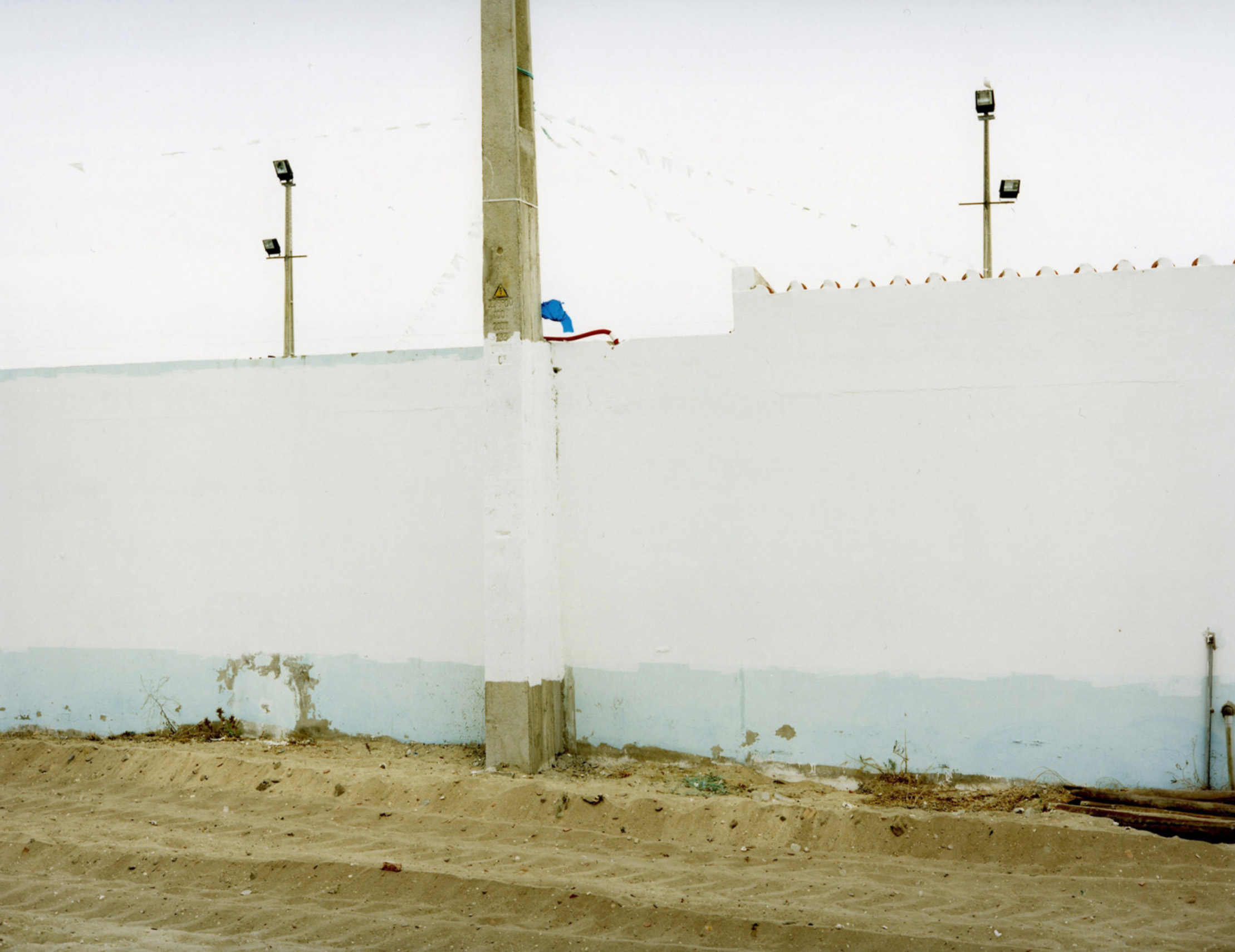 Joachim Brohm – Mauer / Wall (From ‘Culatra’), 2010, C-print, 85 x 100 cm, Edition of 5 + 2AP